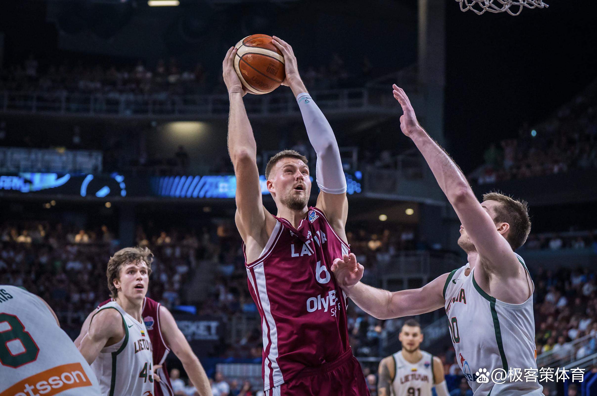 法国男篮碾压立陶宛男篮,西蒙斯送出助攻 法国男篮碾压立陶宛男篮,西蒙斯送出助攻