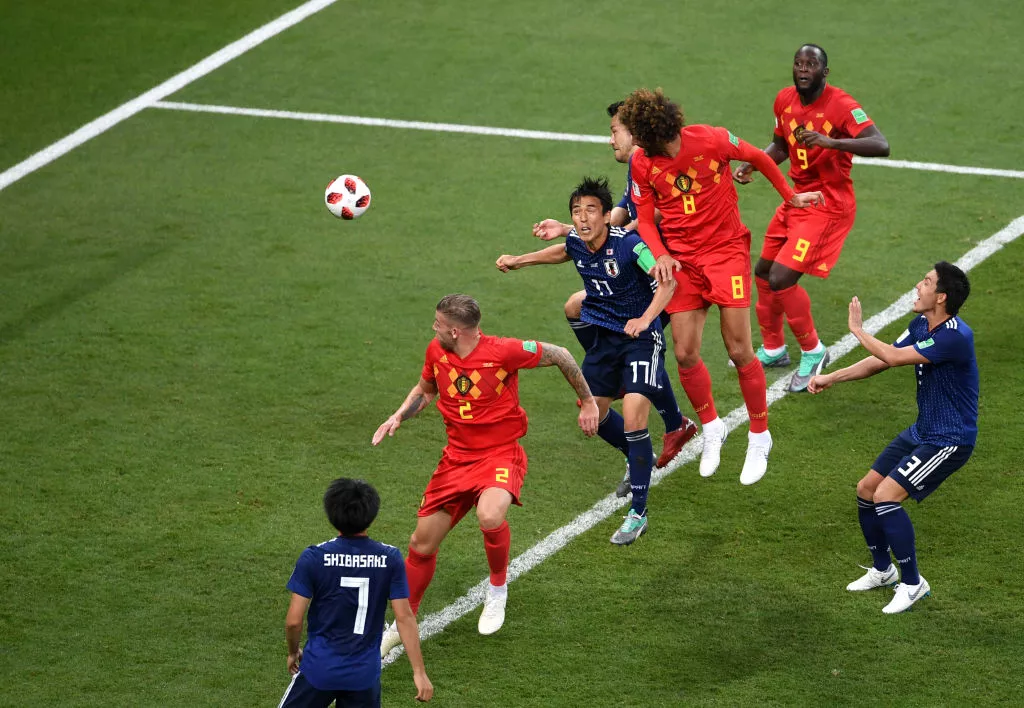 足球惊险逆转取胜,粉丝狂欢不已 足球惊险逆转取胜,粉丝狂欢不已