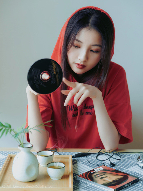 轰鸣的引擎与舞动的指尖，一场关于速度的平行叙事